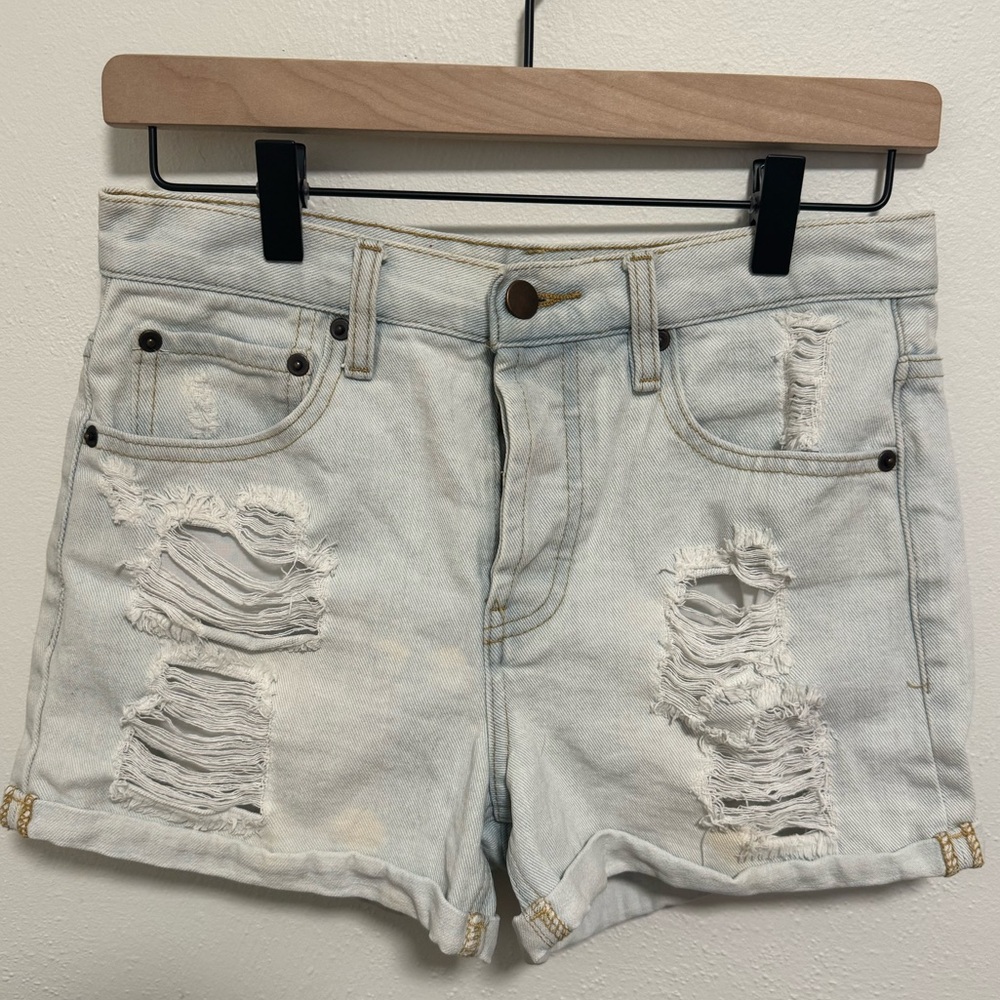 (Flaws) F21 High Rise Distressed Denim Shorts 💙✨